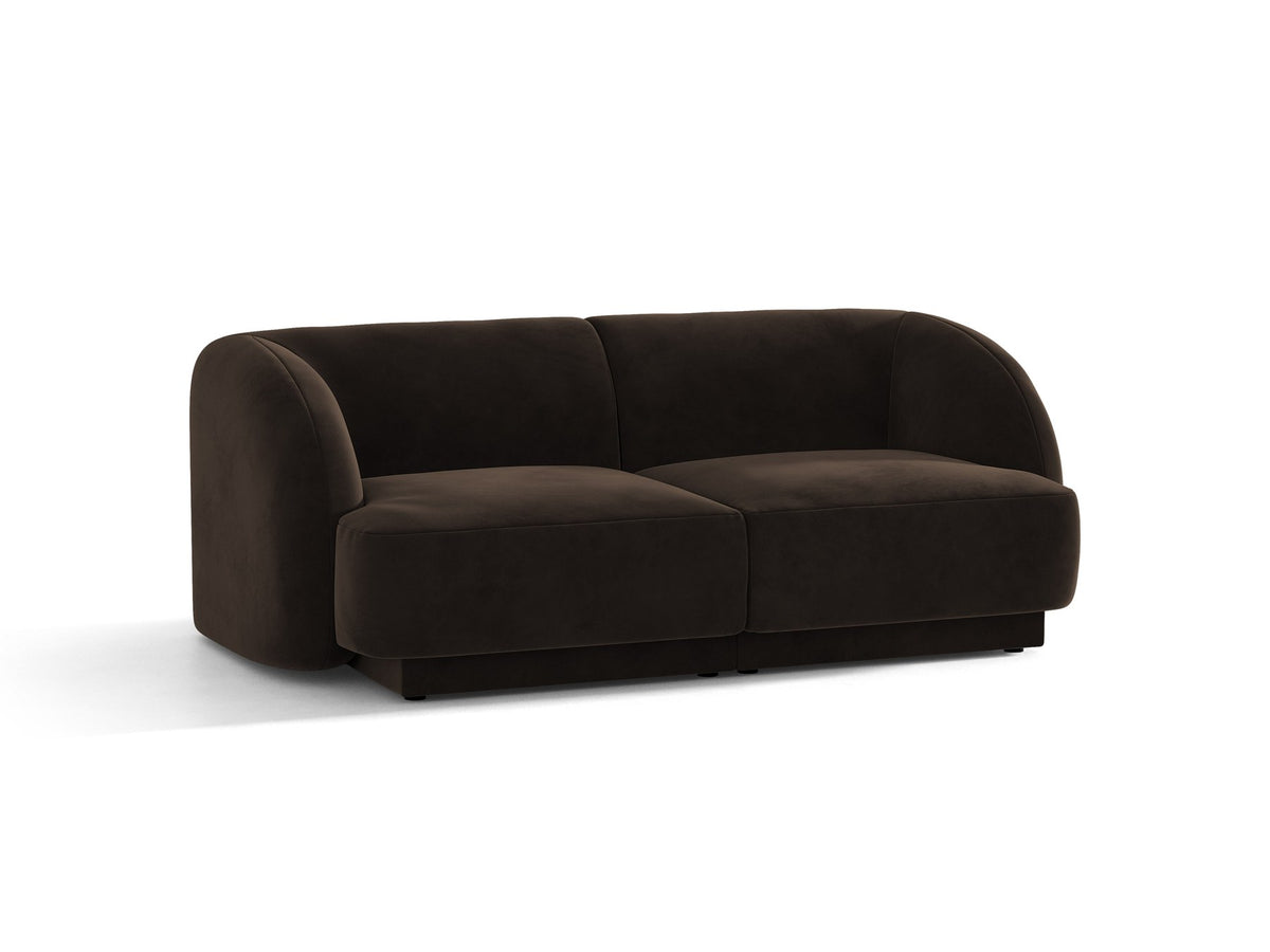 Dunkelbeiges 2er Sofa Miley von Micadoni mit Bluvel-Stoffbezug, schwarzen Kunststoffbeinen und flacher Rückenlehne, freigestellt fotografiert.