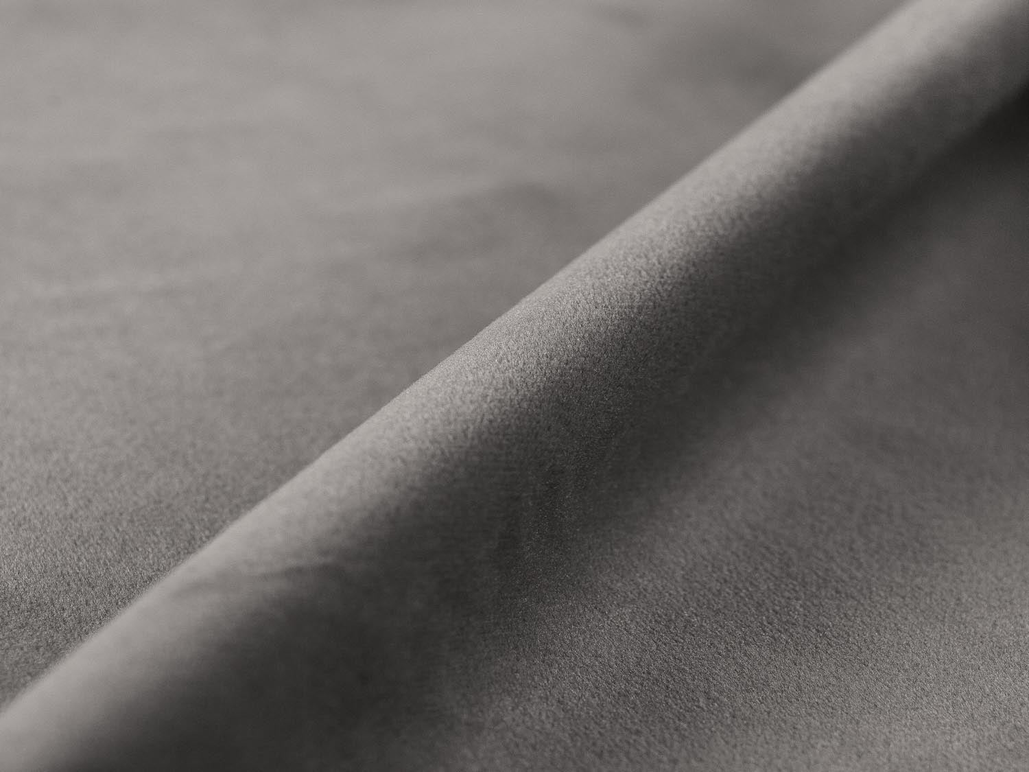 Entdecken Sie das stilvolle Noomi Velour Sofa 2 Sitzer von Micadoni – vereint modernen Chic und höchsten Sitzkomfort für Ihr Zuhause.