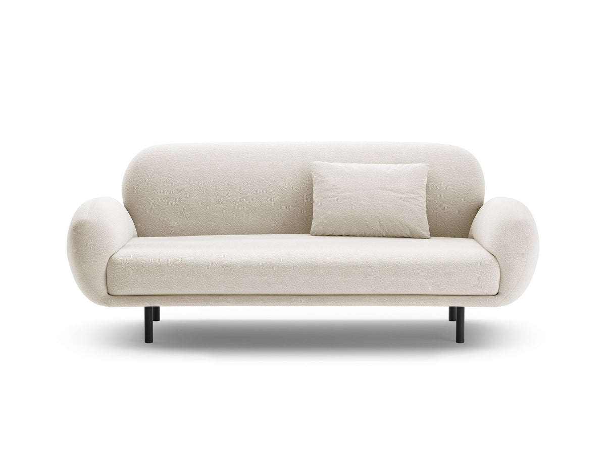 Weisses 2er Sofa Poppy von Micadoni mit rundlicher Silhouette, Bouclé-Stoff Baloo und schwarzen Stahlbeinen vor neutralem Hintergrund.