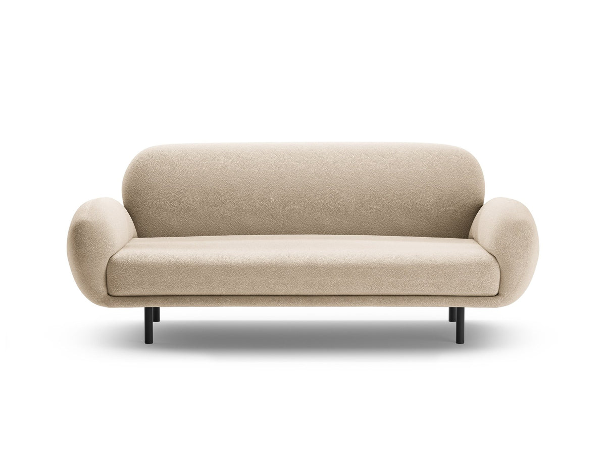 Weisses 2er Sofa Poppy von Micadoni mit rundlicher Silhouette, Bouclé-Stoff Baloo und schwarzen Stahlbeinen vor neutralem Hintergrund.