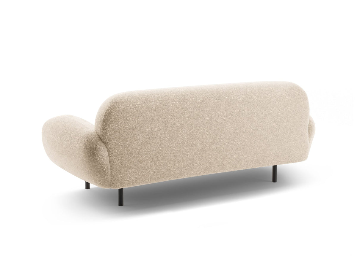 Weisses 2er Sofa Poppy von Micadoni mit rundlicher Silhouette, Bouclé-Stoff Baloo und schwarzen Stahlbeinen vor neutralem Hintergrund.