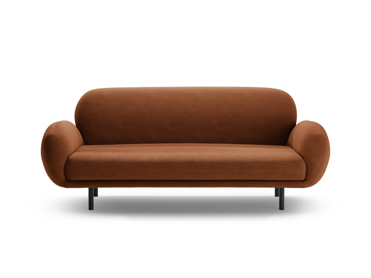 Weisses 2er Sofa Poppy von Micadoni mit rundlicher Silhouette, Bouclé-Stoff Baloo und schwarzen Stahlbeinen vor neutralem Hintergrund.