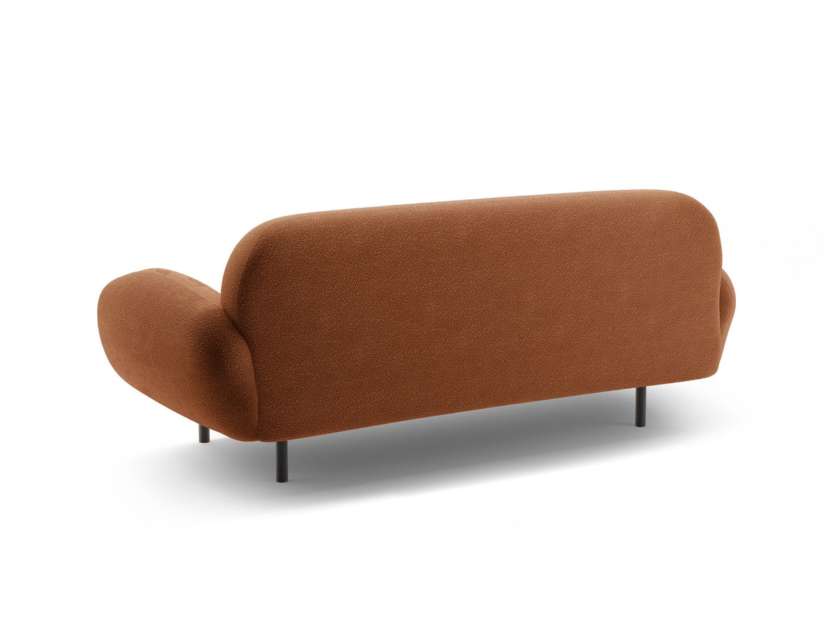 Weisses 2er Sofa Poppy von Micadoni mit rundlicher Silhouette, Bouclé-Stoff Baloo und schwarzen Stahlbeinen vor neutralem Hintergrund.