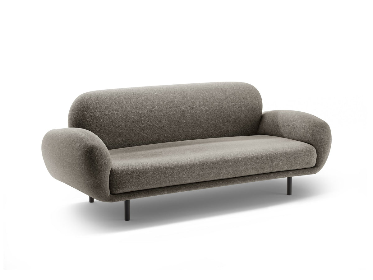 Weisses 2er Sofa Poppy von Micadoni mit rundlicher Silhouette, Bouclé-Stoff Baloo und schwarzen Stahlbeinen vor neutralem Hintergrund.