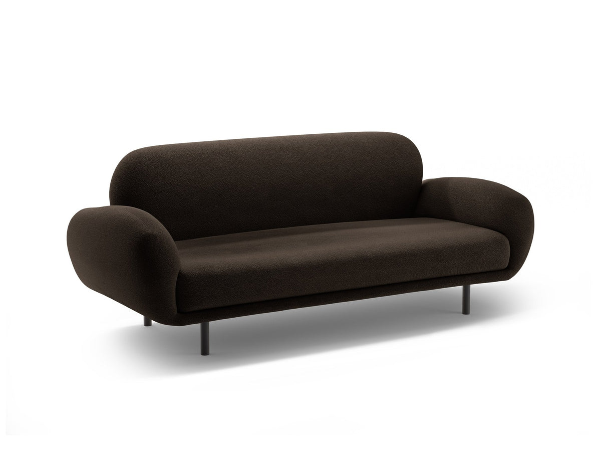Weisses 2er Sofa Poppy von Micadoni mit rundlicher Silhouette, Bouclé-Stoff Baloo und schwarzen Stahlbeinen vor neutralem Hintergrund.