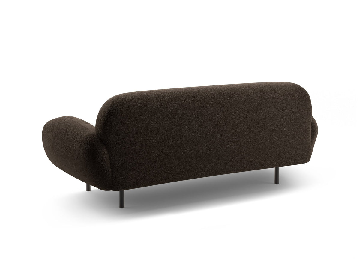 Weisses 2er Sofa Poppy von Micadoni mit rundlicher Silhouette, Bouclé-Stoff Baloo und schwarzen Stahlbeinen vor neutralem Hintergrund.