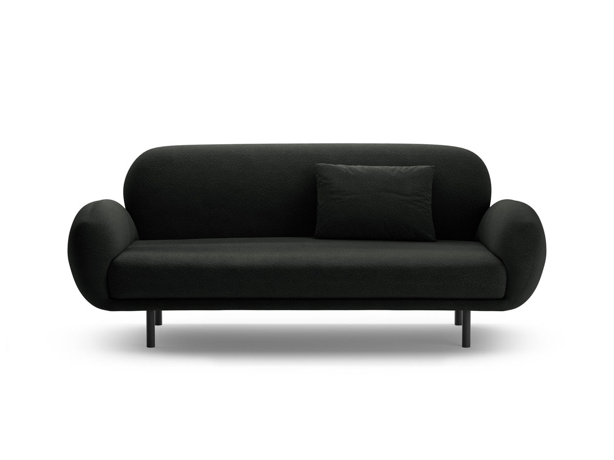 Weisses 2er Sofa Poppy von Micadoni mit rundlicher Silhouette, Bouclé-Stoff Baloo und schwarzen Stahlbeinen vor neutralem Hintergrund.
