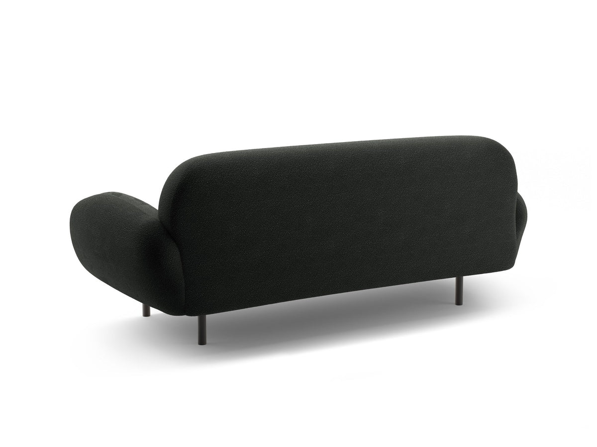 Weisses 2er Sofa Poppy von Micadoni mit rundlicher Silhouette, Bouclé-Stoff Baloo und schwarzen Stahlbeinen vor neutralem Hintergrund.
