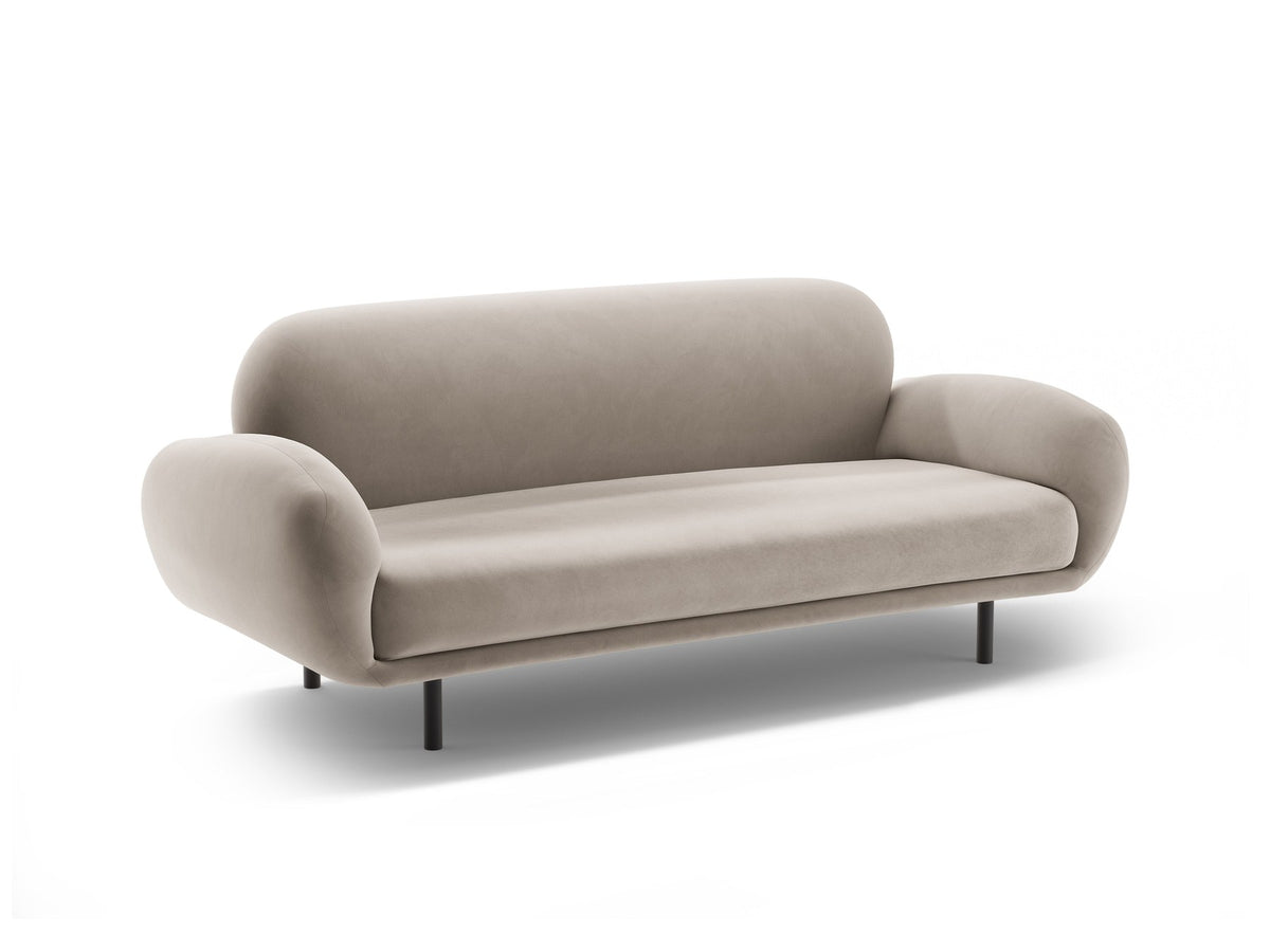 Weisses 2er Sofa Poppy von Micadoni mit rundlicher Silhouette, Bouclé-Stoff Baloo und schwarzen Stahlbeinen vor neutralem Hintergrund.