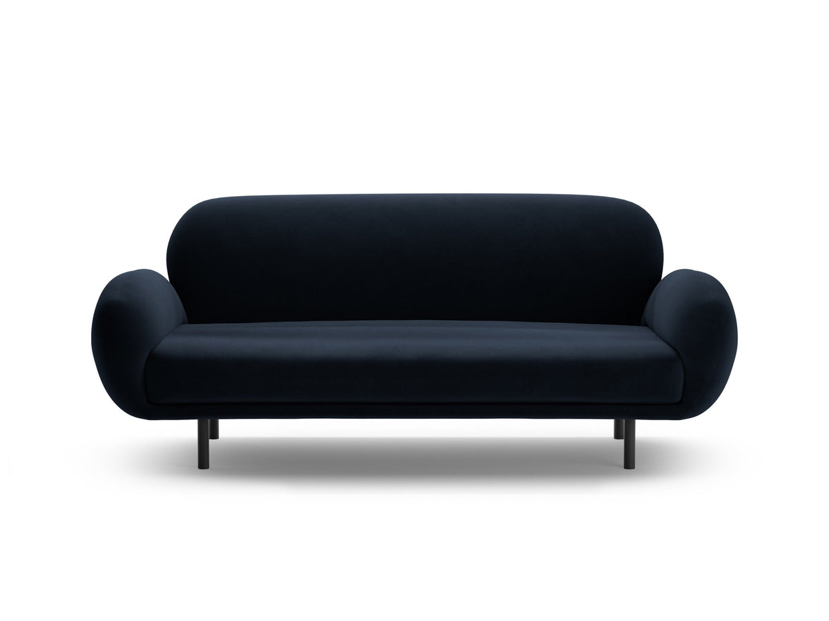 Weisses 2er Sofa Poppy von Micadoni mit rundlicher Silhouette, Bouclé-Stoff Baloo und schwarzen Stahlbeinen vor neutralem Hintergrund.