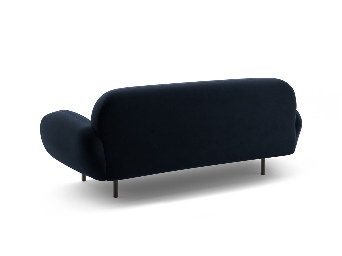 Weisses 2er Sofa Poppy von Micadoni mit rundlicher Silhouette, Bouclé-Stoff Baloo und schwarzen Stahlbeinen vor neutralem Hintergrund.