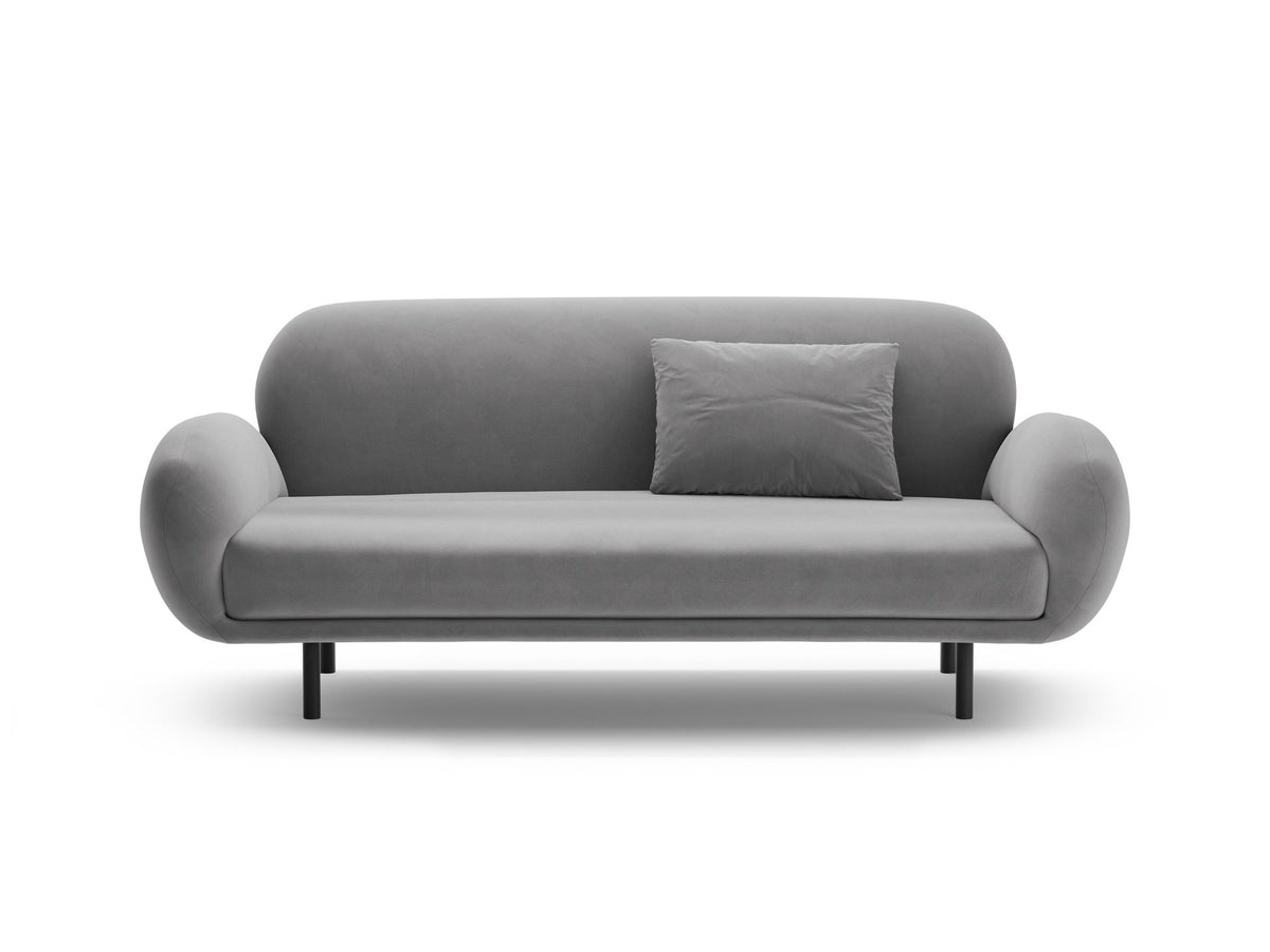 Weisses 2er Sofa Poppy von Micadoni mit rundlicher Silhouette, Bouclé-Stoff Baloo und schwarzen Stahlbeinen vor neutralem Hintergrund.