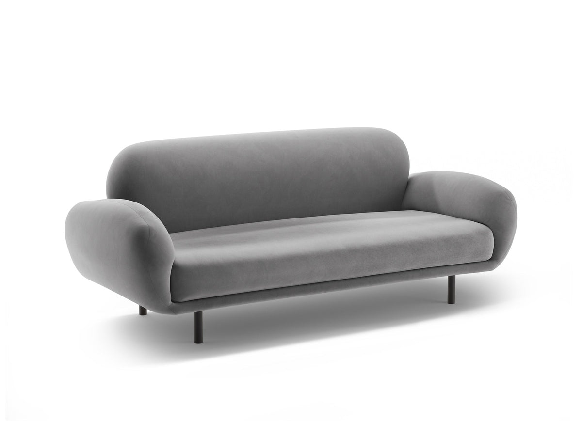 Weisses 2er Sofa Poppy von Micadoni mit rundlicher Silhouette, Bouclé-Stoff Baloo und schwarzen Stahlbeinen vor neutralem Hintergrund.