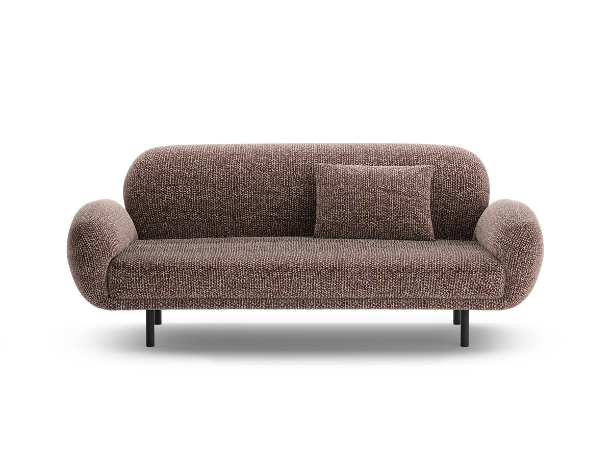 Weisses 2er Sofa Poppy von Micadoni mit rundlicher Silhouette, Bouclé-Stoff Baloo und schwarzen Stahlbeinen vor neutralem Hintergrund.
