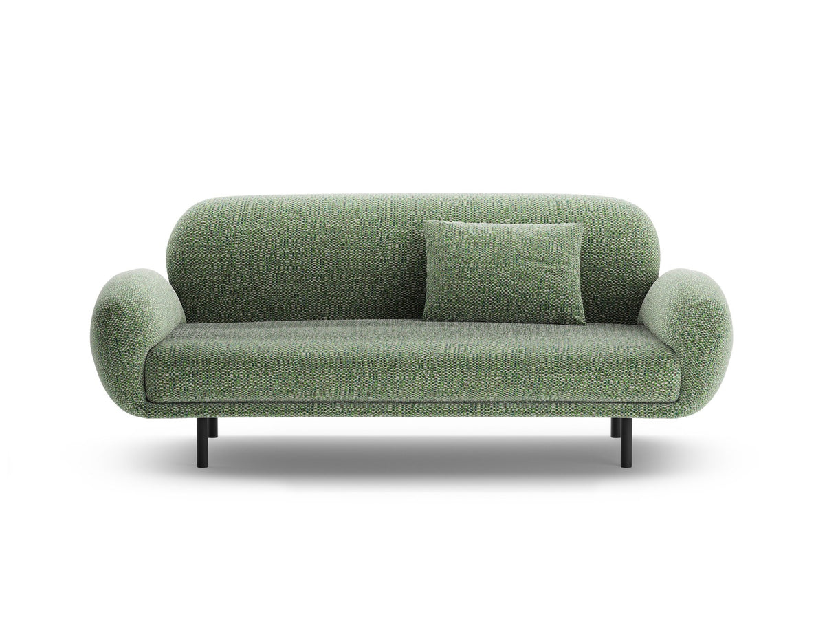 Weisses 2er Sofa Poppy von Micadoni mit rundlicher Silhouette, Bouclé-Stoff Baloo und schwarzen Stahlbeinen vor neutralem Hintergrund.