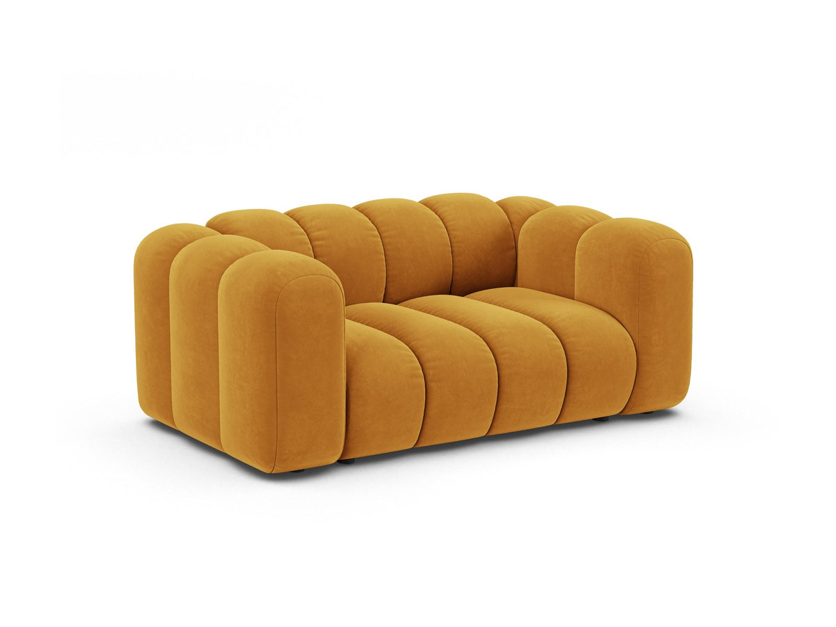 Produktfoto des Lupine Modularen 2er Sofas von Micadoni in leichtem Beige mit Venus-Samtstoff und schwarzen Kunststoffbeinen.