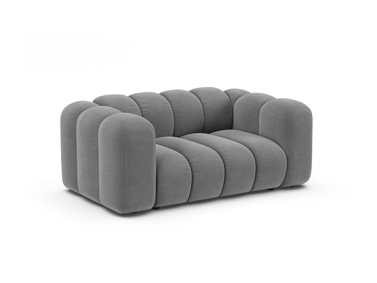 Produktfoto des Lupine Modularen 2er Sofas von Micadoni in leichtem Beige mit Venus-Samtstoff und schwarzen Kunststoffbeinen.