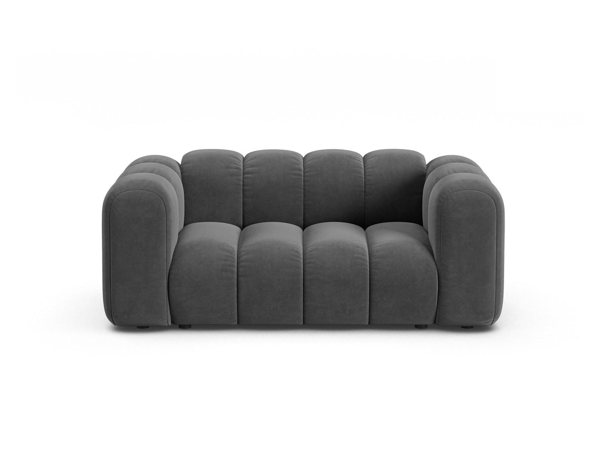 Produktfoto des Lupine Modularen 2er Sofas von Micadoni in leichtem Beige mit Venus-Samtstoff und schwarzen Kunststoffbeinen.