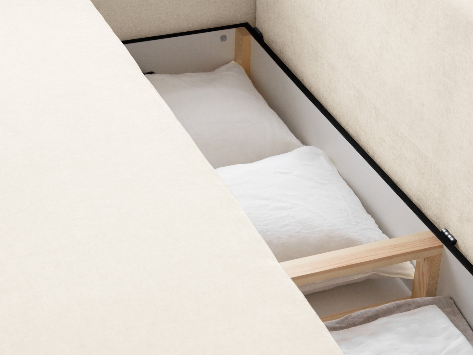 Stilvolles 3-Sitzer Sofa Elen in Ivory-Wind, multifunktional mit Schlaffunktion und integriertem Stauraum für eine optimale Raumnutzung.