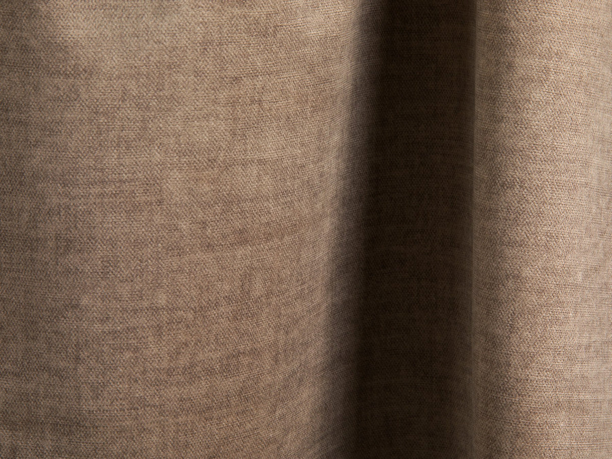 Beiges 3er Sofa Ella von Micadoni mit Veloursstoff-Bezug, ausklappbarer Bettfunktion, Stauraumbox und schwarzen Kunststoffbeinen.