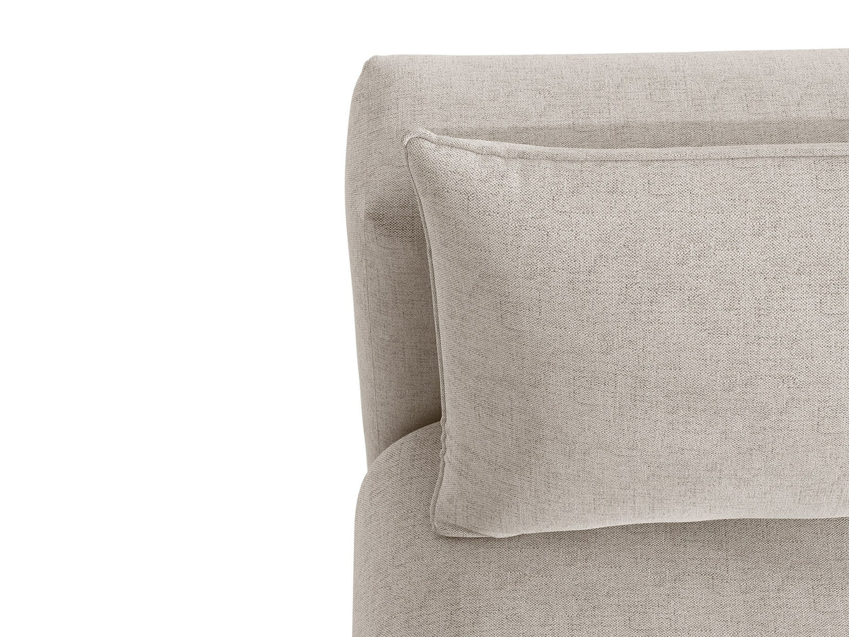 Beiges 3er Sofa Hena von Micadoni mit Chenille-Stoff, abgerundeter Form ohne Armlehnen, Kunststoffbeinen und sichtbarem Bettkasten.