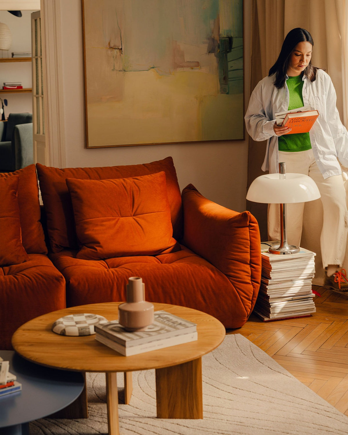Beiges 3er Sofa Bloom von Micadoni aus samtigem Casino-Stoff mit schwarzen Kunststoffbeinen, ausklappbarer Bettfunktion und Stauraumfach.