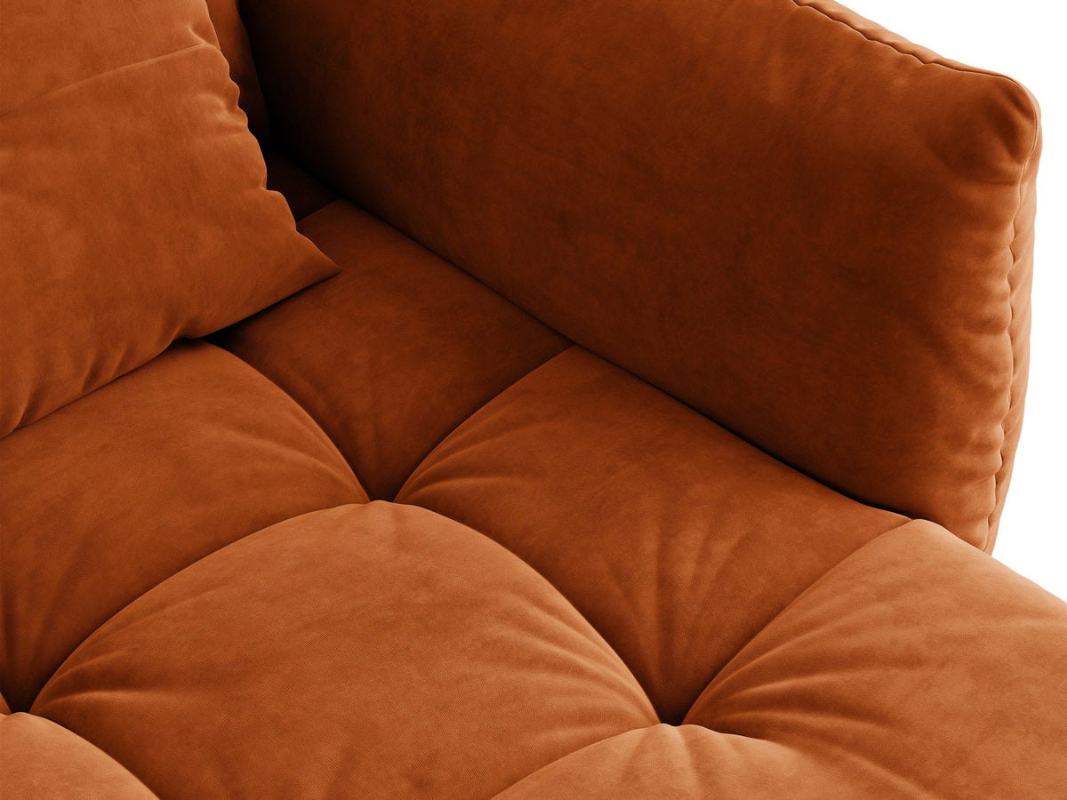 Beiges 3er Sofa Bloom von Micadoni aus samtigem Casino-Stoff mit schwarzen Kunststoffbeinen, ausklappbarer Bettfunktion und Stauraumfach.