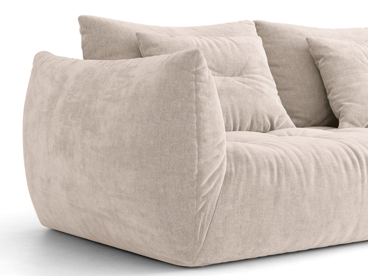 Beiges 3er Sofa Bloom von Micadoni aus samtigem Casino-Stoff mit schwarzen Kunststoffbeinen, ausklappbarer Bettfunktion und Stauraumfach.
