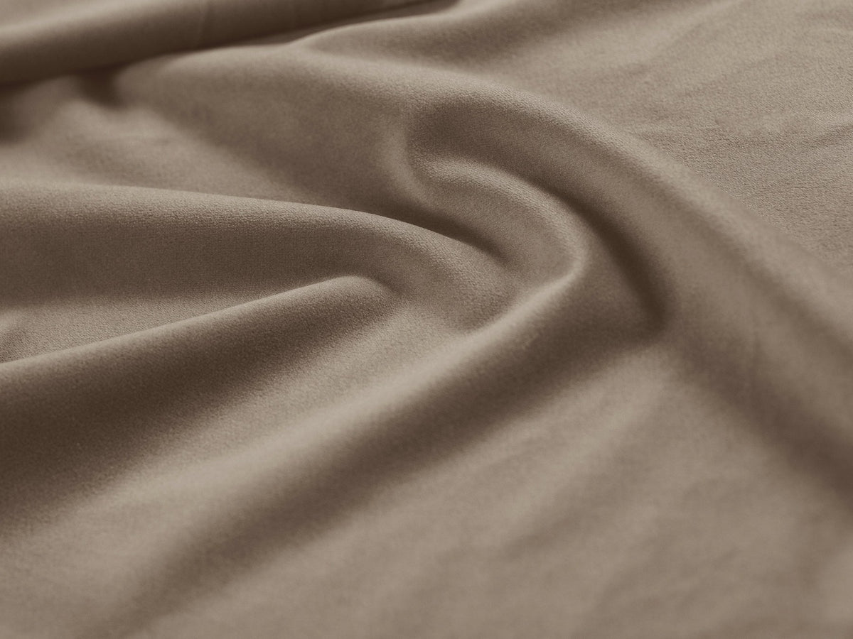 3-Sitzer Sofa Kaelle von Micadoni in leichtem Beige mit Chenille-Bezug, Bettkasten und schwarzen Kunststoffbeinen, Frontalansicht.