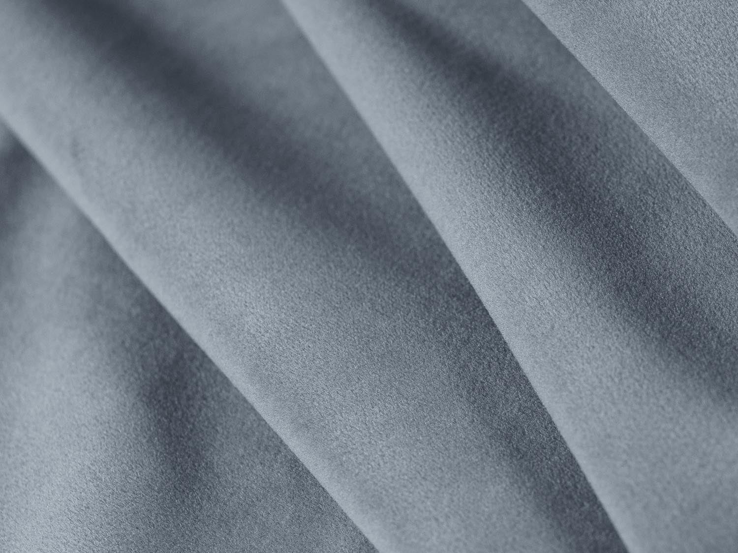 Modernes 3-Sitzer Sofa aus Velours in zartem Hellblau, kombiniert Komfort mit Funktionalität durch Schlaffunktion und Stauraum.
