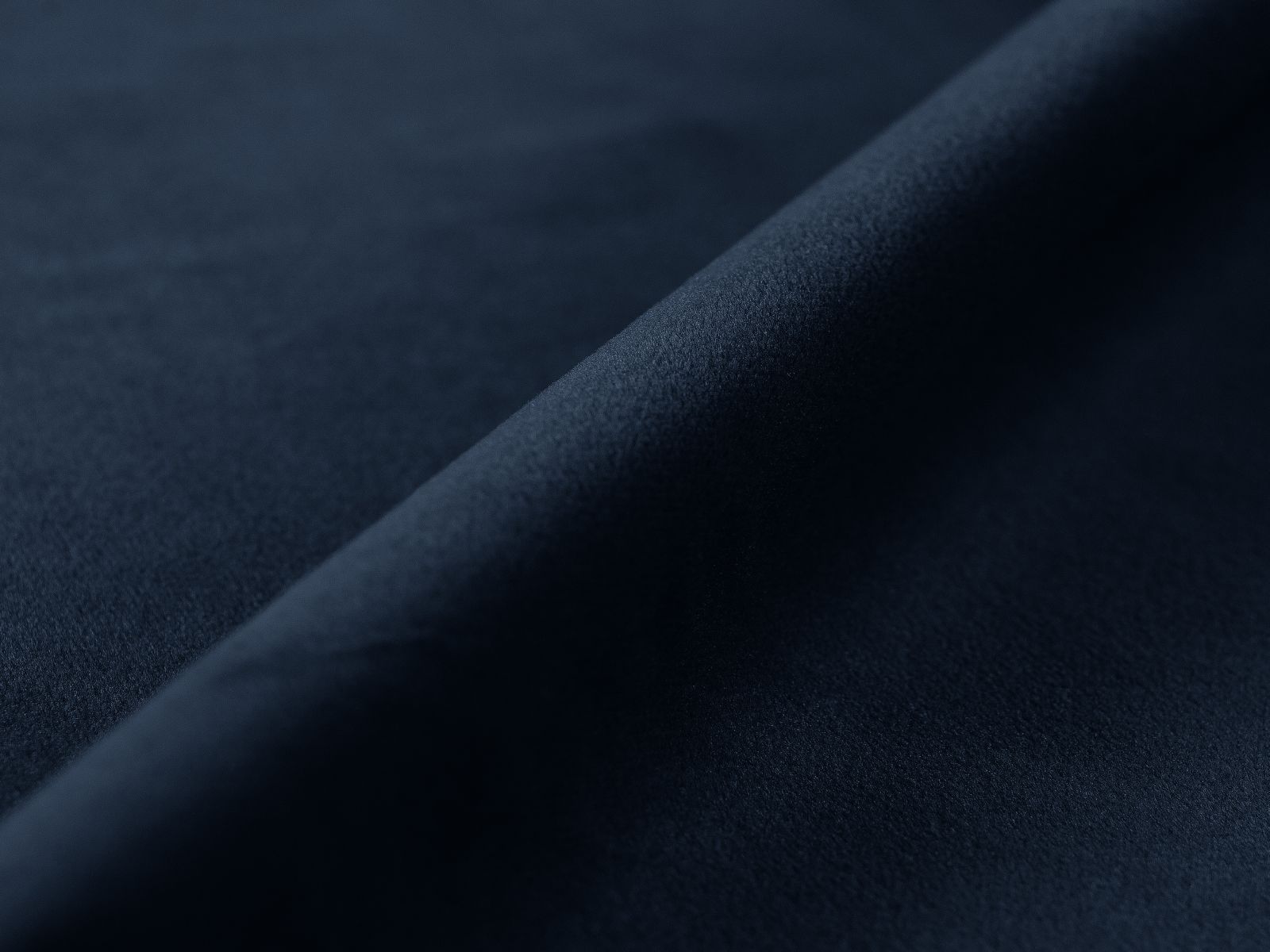 Elegantes 3-Sitzer Sofa Victor in Blau, das sich mühelos in ein Bett verwandelt und praktischen Stauraum für Ihre Utensilien bietet.
