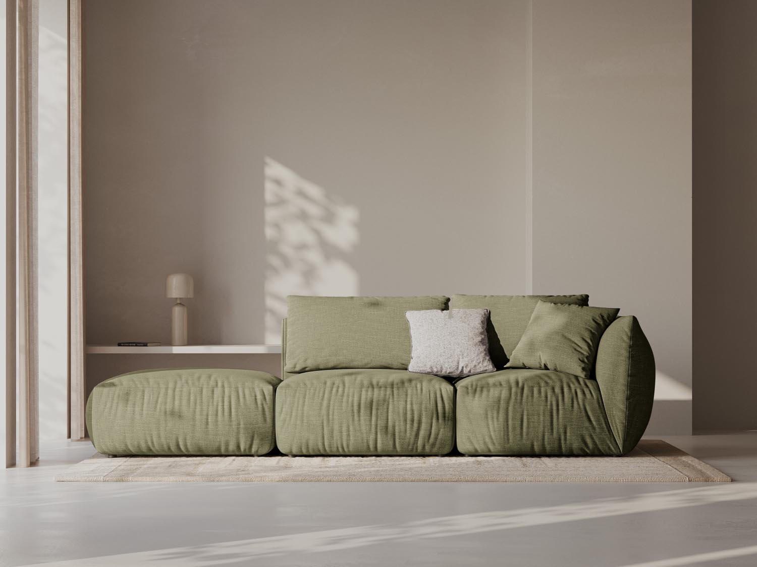 Elegantes Chris Modular Sofa in sanftem Lichtgrün, ideal für stilvolle Wohnräume, präsentiert in einer modernen Umgebung.