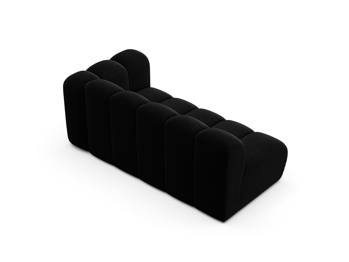 Lupine Dreisitzer von Micadoni, modulares Sofa in leichtem Beige mit Venus Samtstoff, schwarzen Kunststoffbeinen und rechter Ausrichtung.