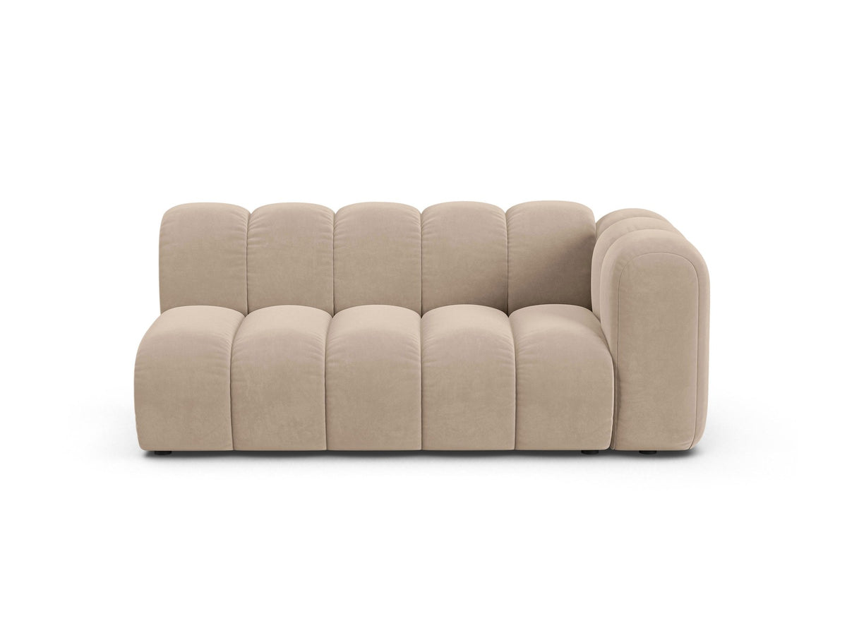 Lupine Dreisitzer von Micadoni, modulares Sofa in leichtem Beige mit Venus Samtstoff, schwarzen Kunststoffbeinen und rechter Ausrichtung.