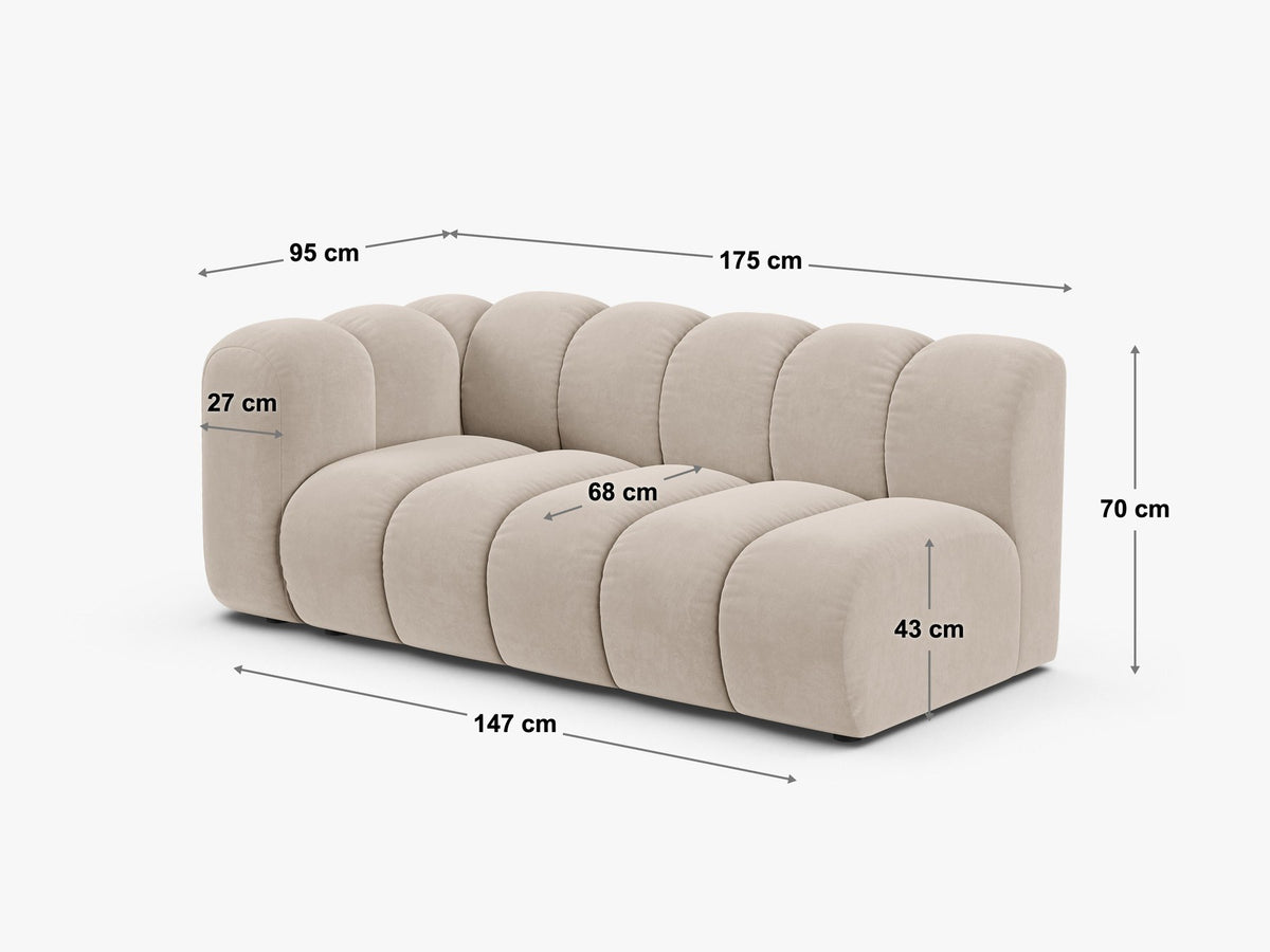 Lupine Dreisitzer von Micadoni, modulares Sofa in leichtem Beige mit Venus Samtstoff, schwarzen Kunststoffbeinen und rechter Ausrichtung.