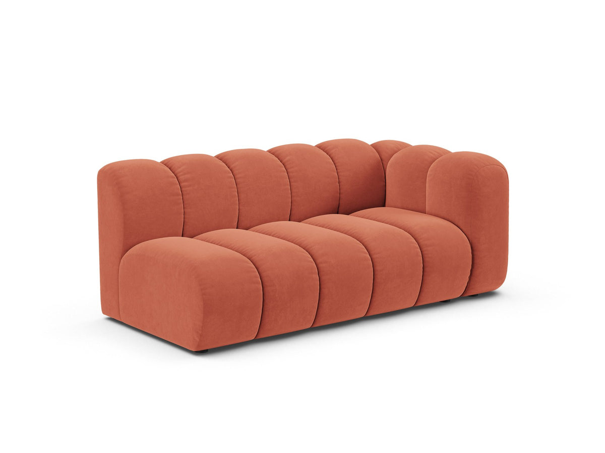 Lupine Dreisitzer von Micadoni, modulares Sofa in leichtem Beige mit Venus Samtstoff, schwarzen Kunststoffbeinen und rechter Ausrichtung.