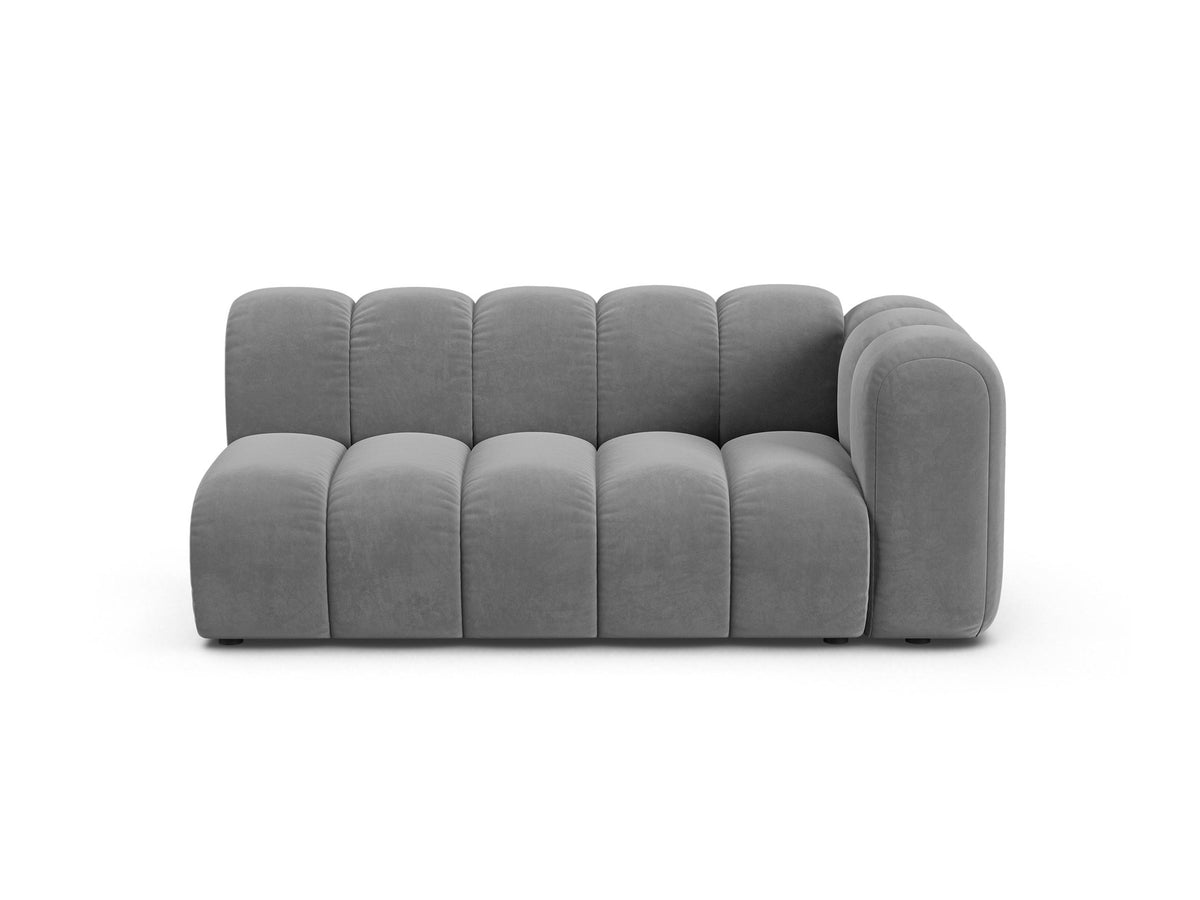Lupine Dreisitzer von Micadoni, modulares Sofa in leichtem Beige mit Venus Samtstoff, schwarzen Kunststoffbeinen und rechter Ausrichtung.