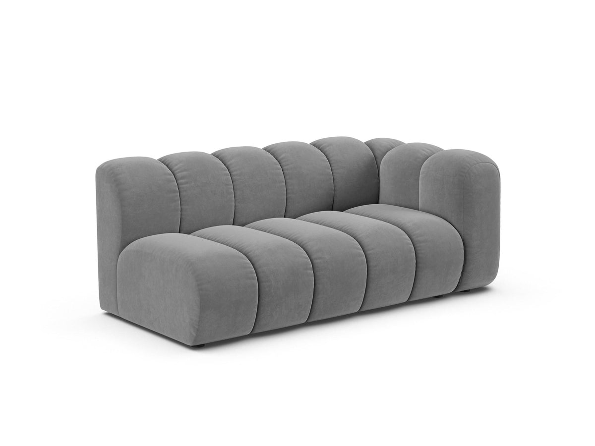 Lupine Dreisitzer von Micadoni, modulares Sofa in leichtem Beige mit Venus Samtstoff, schwarzen Kunststoffbeinen und rechter Ausrichtung.