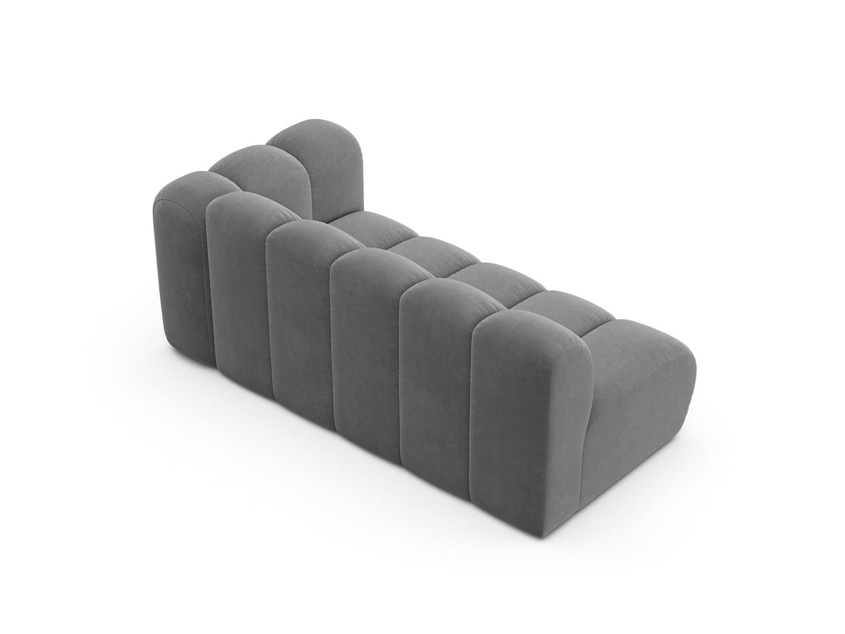 Lupine Dreisitzer von Micadoni, modulares Sofa in leichtem Beige mit Venus Samtstoff, schwarzen Kunststoffbeinen und rechter Ausrichtung.