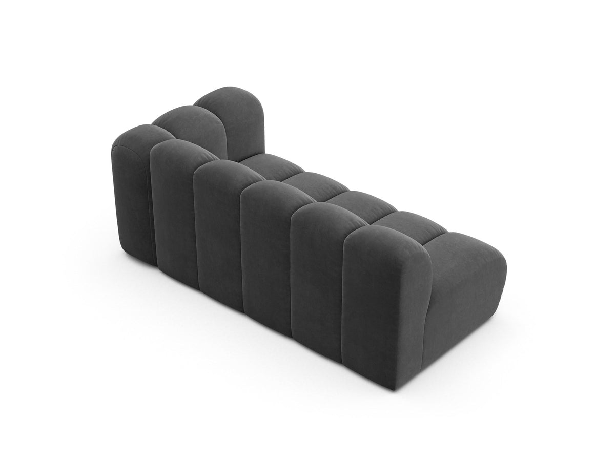 Lupine Dreisitzer von Micadoni, modulares Sofa in leichtem Beige mit Venus Samtstoff, schwarzen Kunststoffbeinen und rechter Ausrichtung.