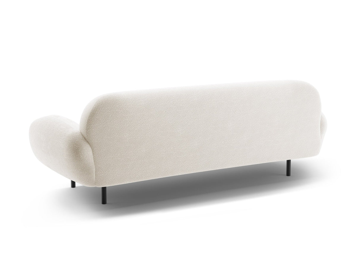 Weisses 3er Sofa Poppy von Micadoni mit strukturiertem Bouclé-Stoff, abgerundeter Silhouette und schlanken schwarzen Metallbeinen.