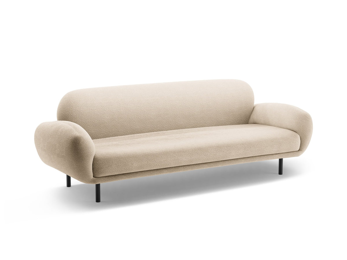 Weisses 3er Sofa Poppy von Micadoni mit strukturiertem Bouclé-Stoff, abgerundeter Silhouette und schlanken schwarzen Metallbeinen.