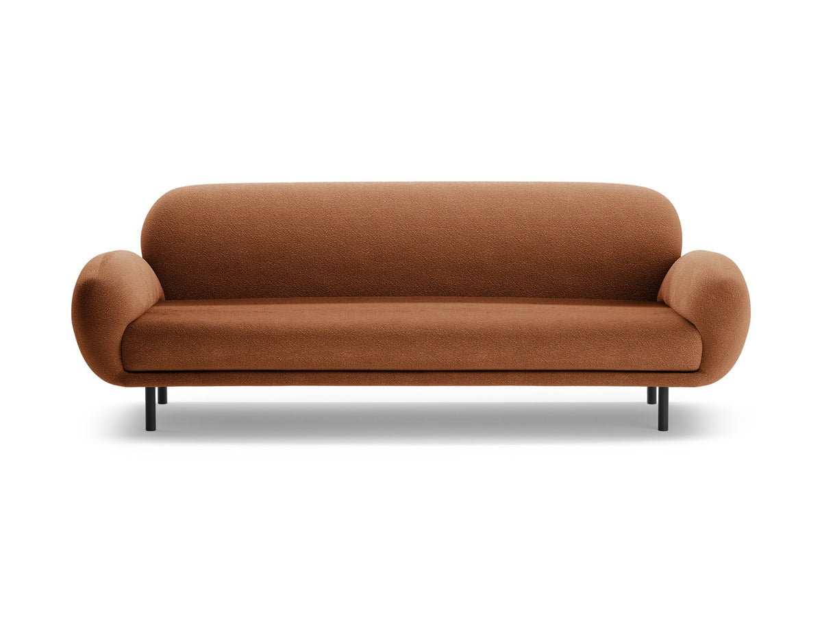 Weisses 3er Sofa Poppy von Micadoni mit strukturiertem Bouclé-Stoff, abgerundeter Silhouette und schlanken schwarzen Metallbeinen.