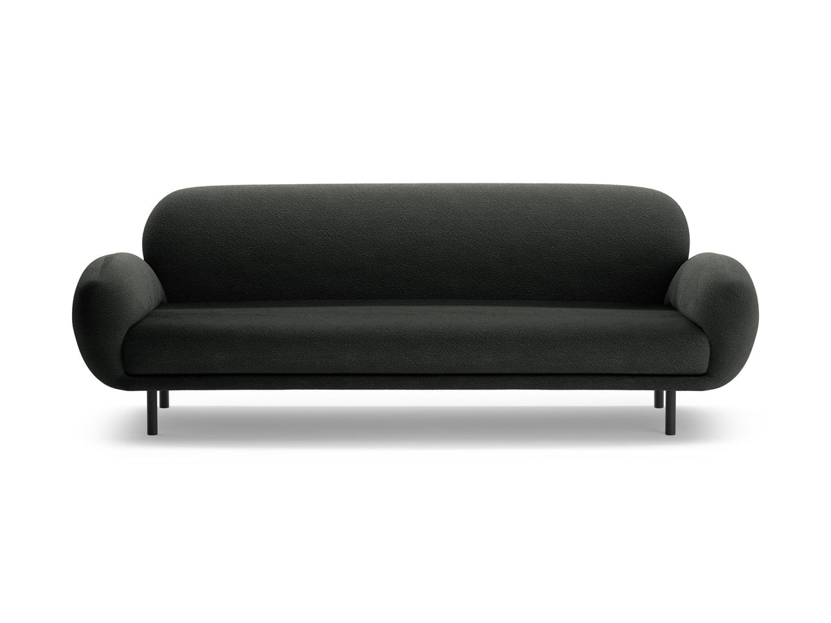 Weisses 3er Sofa Poppy von Micadoni mit strukturiertem Bouclé-Stoff, abgerundeter Silhouette und schlanken schwarzen Metallbeinen.