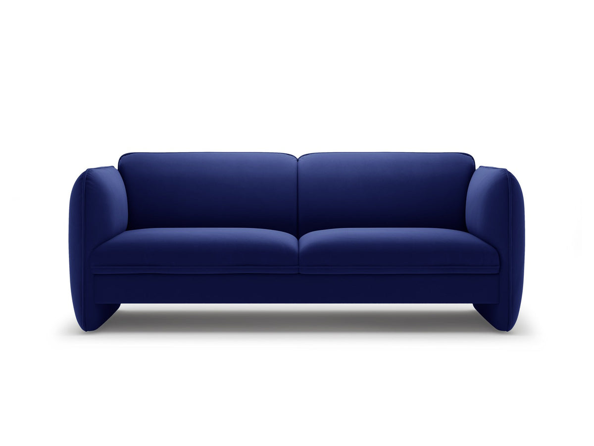 Kobaltblaues 3er Sofa Georgia von Micadoni mit Samtvelours-Bezug, schwarzen Kunststoffbeinen und gepolsterten Armlehnen als Sitzfläche.