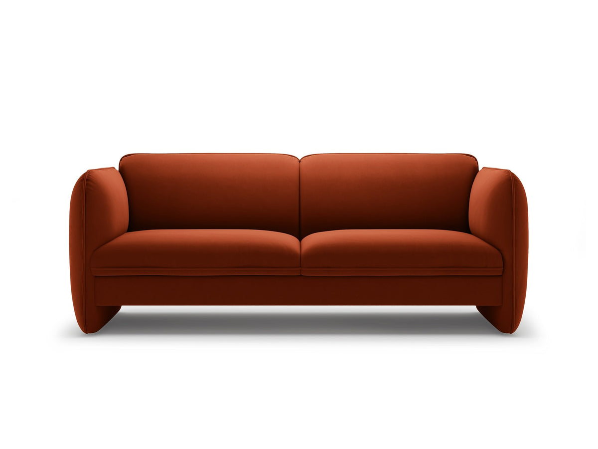 Kobaltblaues 3er Sofa Georgia von Micadoni mit Samtvelours-Bezug, schwarzen Kunststoffbeinen und gepolsterten Armlehnen als Sitzfläche.