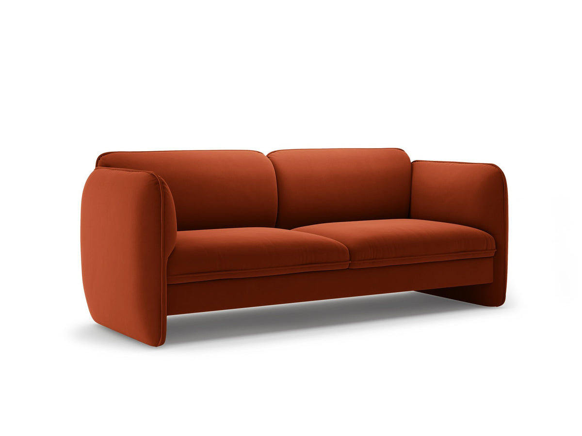 Kobaltblaues 3er Sofa Georgia von Micadoni mit Samtvelours-Bezug, schwarzen Kunststoffbeinen und gepolsterten Armlehnen als Sitzfläche.