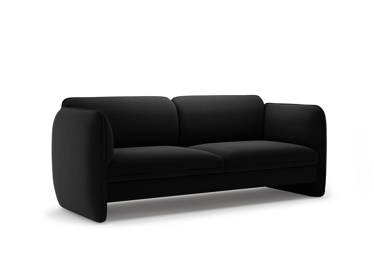 Kobaltblaues 3er Sofa Georgia von Micadoni mit Samtvelours-Bezug, schwarzen Kunststoffbeinen und gepolsterten Armlehnen als Sitzfläche.