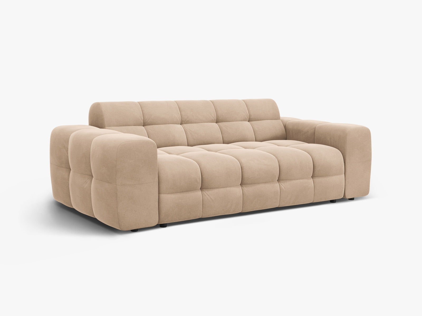 Stilvolles Kendal Velour Sofa in zartem Almond Beige, perfekt für moderne Wohnzimmer. Hochwertiges 3-Sitzer Sofa von Micadoni.