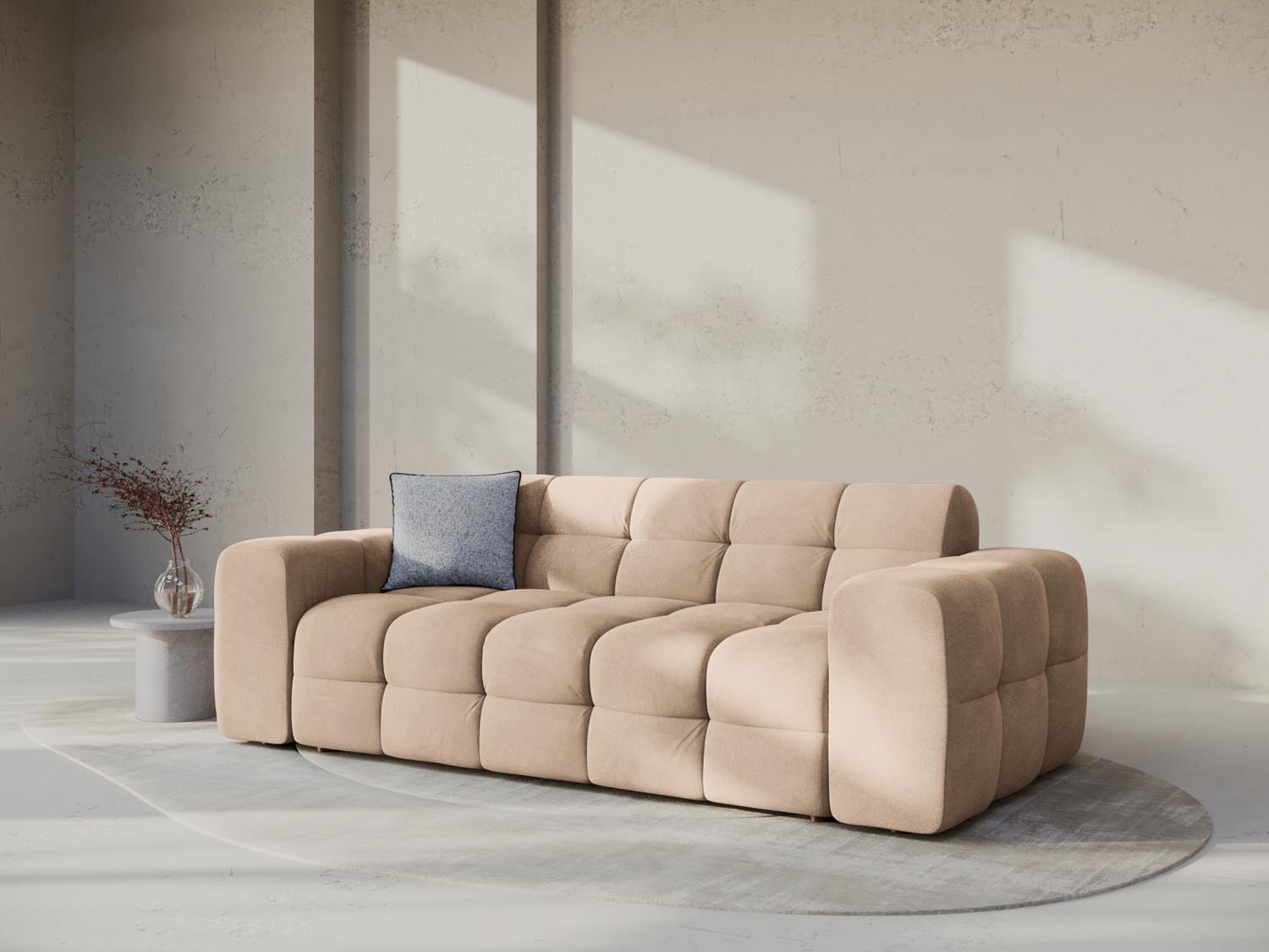 Elegantes Kendal Velour Sofa in sanftem Almond Beige, ideal für stilvolle Wohnräume. Hochwertiges 3er Sofa von Micadoni.